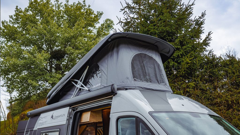 Dach mit Solaranlage und Dachhaube