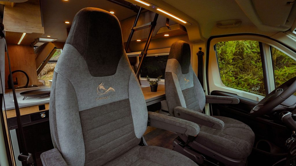 Fahrerkabine mit drehbaren Sitzen