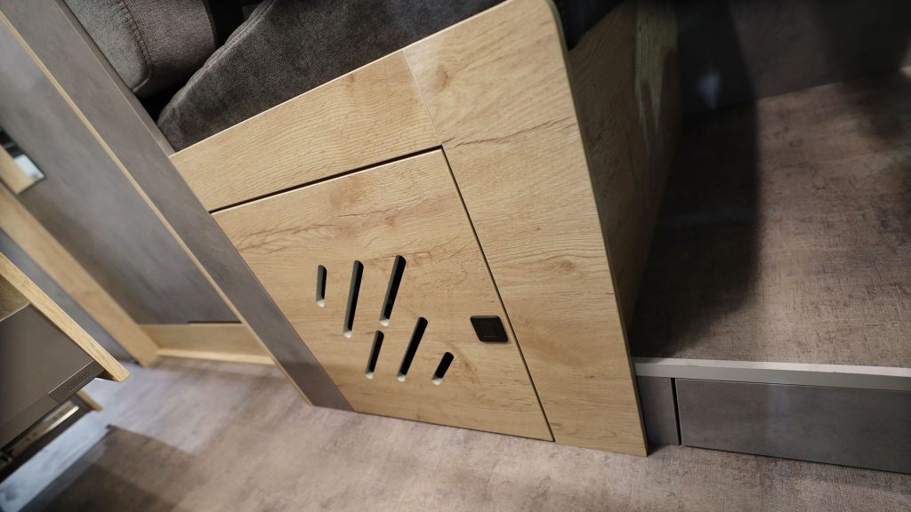 Hängeschrank aus Holz mit Lüftungsschlitzen