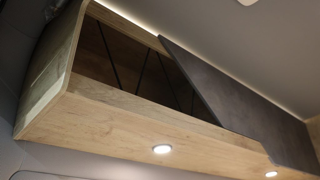 Oberschrank mit integrierter Beleuchtung